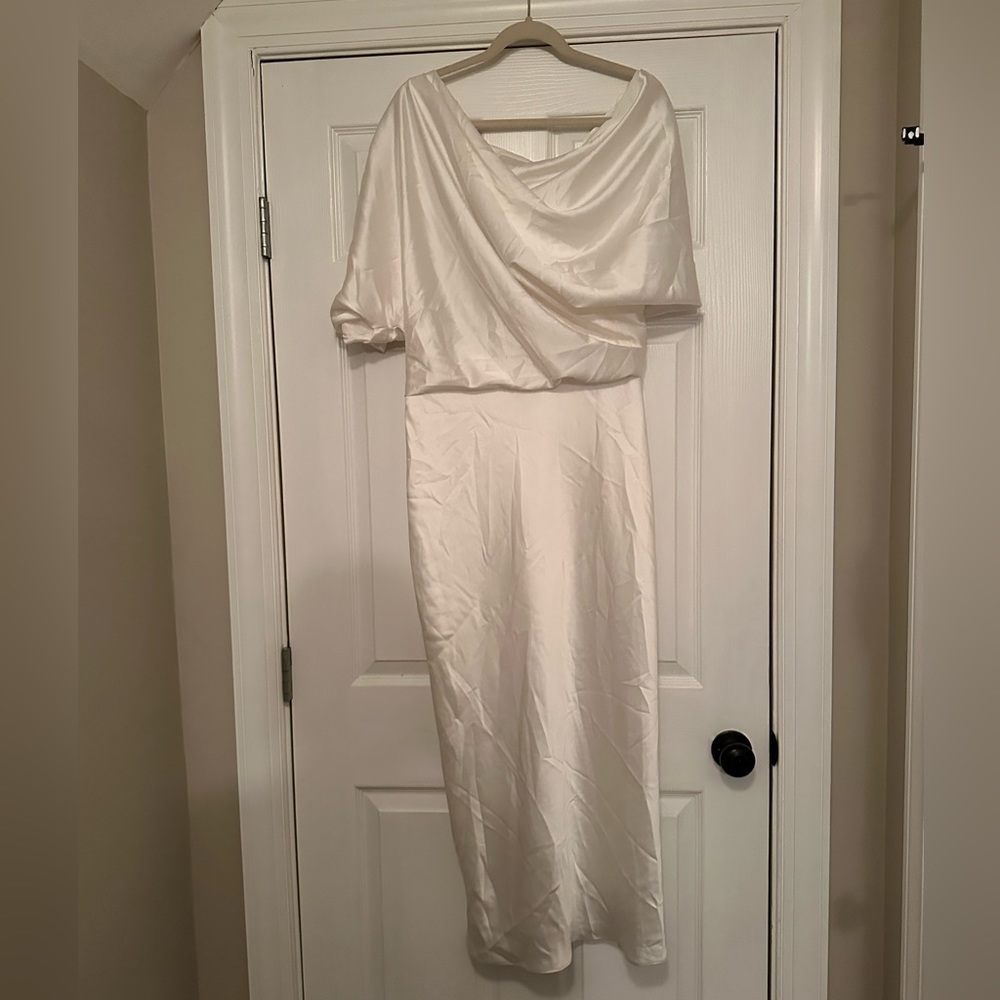 Amsale
Draped Off-The-Shoulder Midi-Dress - Picture 6 of 15